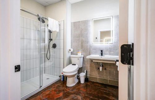 North Oakland Apartamento | New Loft 3 min to Childrens Hospital Sleeps 4