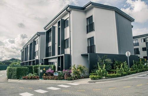 Guácima Apartamento | New Loft near SJO Airport, A/C, king bed apartment