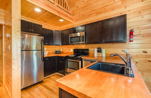 Luray Cabina | NUEVO Log Cabin by the River! Perfecto relajante retiro-Vistas y jacuzzi!