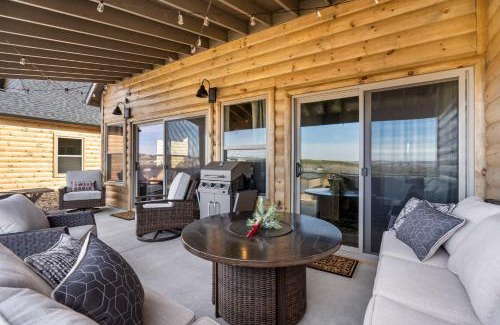 Table Rock Casa | New Log Cabin with Ozark Sunset Views, $400 Daily Activities Included, Pickleball