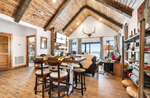 Table Rock Casa | New Log Cabin with Ozark Sunset Views, $400 Daily Activities Included, Pickleball