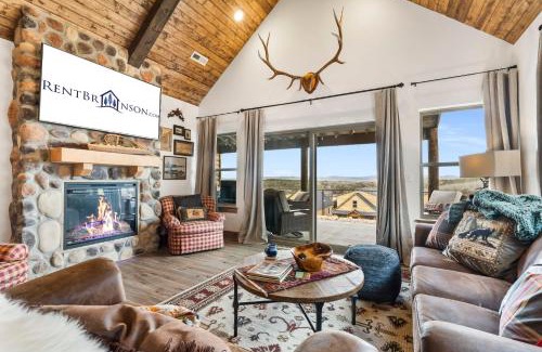 Table Rock Casa | New Log Cabin with Ozark Sunset Views, $400 Daily Activities Included, Pickleball