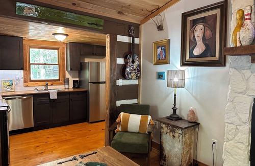 Fort Payne Casa | *NEW* Logged Inn! 3mi to DeSoto State Park