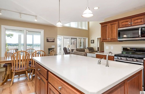 Cadiz Casa | NEW! LOOKOUT- lakefront views with hot tub/ home theatre/firepit, sleeps 12!