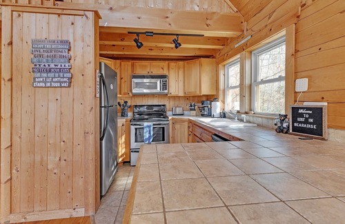 Sweetbriar Farms Cabina | NEW! Lost in Bearadise (3-Bedroom Cabin) with Pool