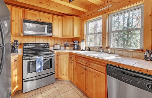 Sweetbriar Farms Cabina | NEW! Lost in Bearadise (3-Bedroom Cabin) with Pool