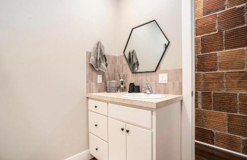 Grand Haven Apartamento | NEW Love Mi Getaway Loft with Deck on Washington Ave 110