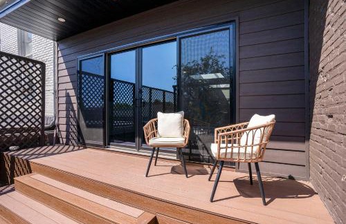 Grand Haven Apartamento | NEW Love Mi Getaway Loft with Deck on Washington Ave 110