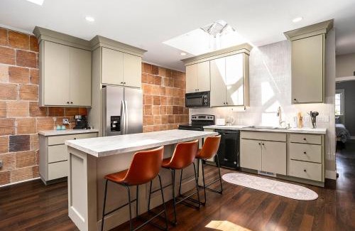 Grand Haven Apartamento | NEW Love Mi Getaway Loft with Deck on Washington Ave 110