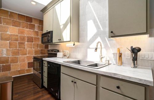 Grand Haven Apartamento | NEW Love Mi Getaway Loft with Deck on Washington Ave 110