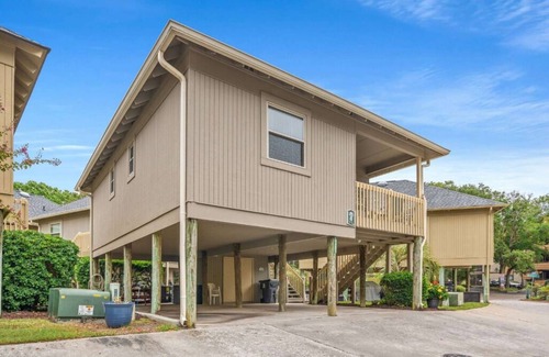 Myrtle Beach Cabaña | NEW LOWER RATES 2 bed, 2 bath cottage, Shore Dr. area, 4 min walk to the beach