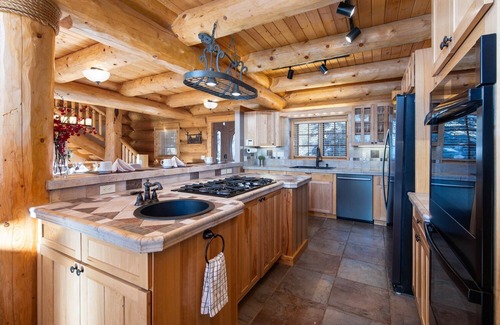 Blue River Chalet De Esquí | NEW Luminary Log Chalet - Seclusion & Skiing Nearby, Private Hot Tub
