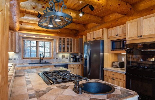 Blue River Chalet De Esquí | NEW Luminary Log Chalet - Seclusion & Skiing Nearby, Private Hot Tub