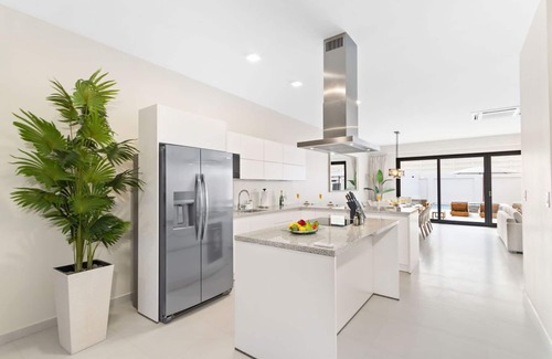 Malmok Villa | NEW Lux 4BR Villa w/ Private Pool & Walk to Beach