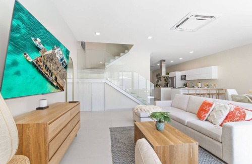 Malmok Villa | NEW Lux 4BR Villa w/ Private Pool & Walk to Beach