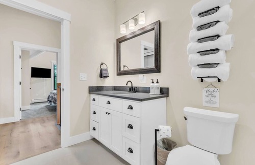 Bethel Casa | New Lux Chalet! Game Rm! Hot Tub! Views! Sleeps 12