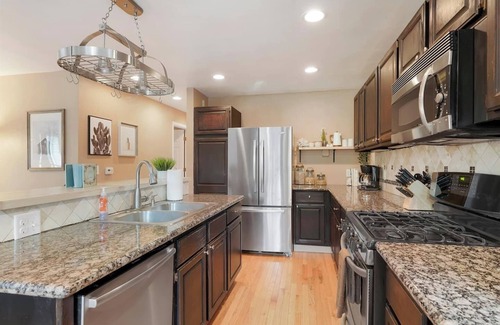 Arvada Plaza Area Casa | New Lux Jetted Hot Tub Patio & Yard Fast WiFi