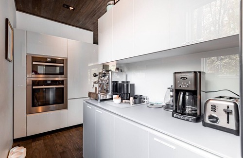 Woodstock Casa | NEW: Luxe Glass Contemporary w/ Pool + Guest House