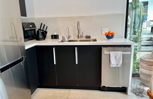 El Segundo Apartamento | New! Luxe Home & Garden -Quiet, Safe, Private, Beautiful+Walk to Cafes & Beach!