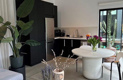 El Segundo Apartamento | New! Luxe Home & Garden -Quiet, Safe, Private, Beautiful+Walk to Cafes & Beach!