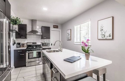West Highland Casa | New-Luxe West Highland Haven, fully stocked, great location + free parking spot