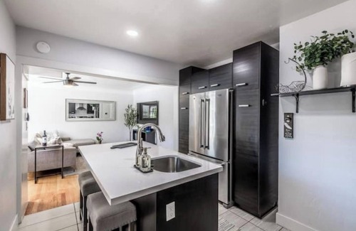 West Highland Casa | New-Luxe West Highland Haven, fully stocked, great location + free parking spot