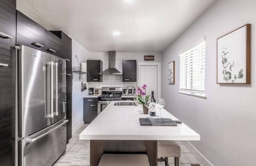 West Highland Casa | New-Luxe West Highland Haven, fully stocked, great location + free parking spot
