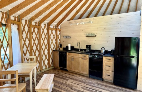 Bar Harbor Alquiler De RV | New luxurious 24’ yurt located in Bar Harbor, Maine with access to Northeast Creek
