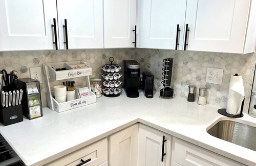 Communipaw Casa | New luxurious 3 BR 2.5BA Duplex W/Backyard