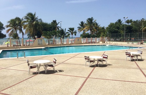 Isla Verde Apartamento | NUEVO - LUJOSO ESTUDIO MODERNO - pasos de la playa, restaurantes y hoteles
