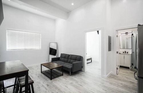 Sherman Oaks Apartamento | New Luxurious One Bedroom One Bathroom Guest Suite