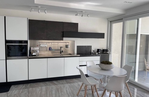 Tower Road Apartamento | NEW Luxurious Seafront Apt. with Breathtaking View