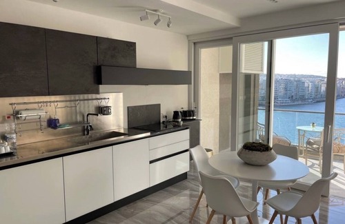 Tower Road Apartamento | NEW Luxurious Seafront Apt. with Breathtaking View