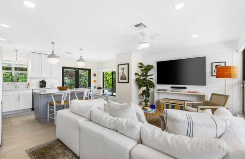 Southside Casa | New! Luxurious Villa with Pool in West Palm Beach. 5 min from the Beach!
