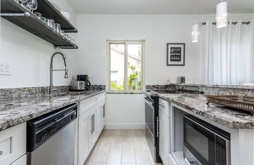 Delray Beach Villa | New Luxury 1/1 Villa with HEATED Pool-BEST LOCATION- walk to everything!
