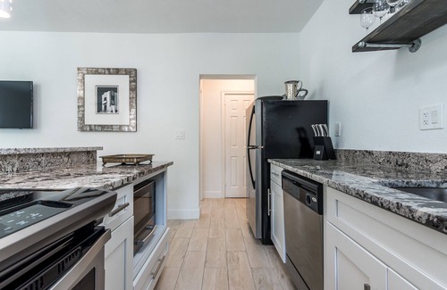 Delray Beach Villa | New Luxury 1/1 Villa with HEATED Pool-BEST LOCATION- walk to everything!