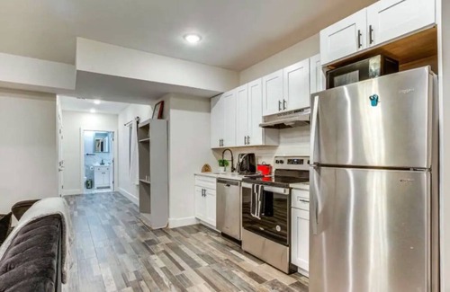 West Side Condominio | New Luxury 1Bdr Apt. Free Parking & Private Backyard