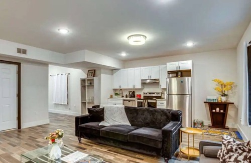 West Side Condominio | New Luxury 1Bdr Apt. Free Parking & Private Backyard