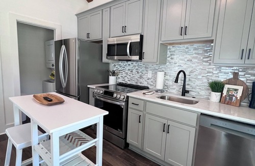 Auburn Cabaña | New Luxury 1BR Cottage in Downtown Auburn!
