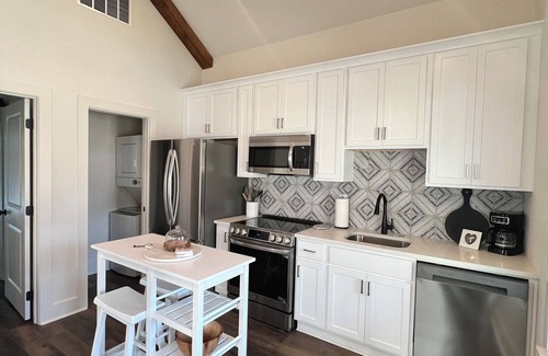 Auburn Condominio | New Luxury 1BR Cottage in Downtown Auburn!