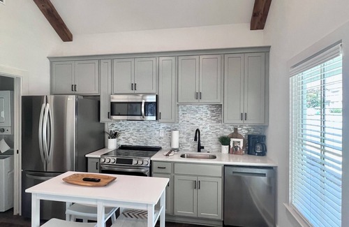 Auburn Cabaña | New Luxury 1BR Cottage in Downtown Auburn!