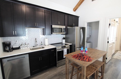 Auburn Cabaña | New Luxury 1BR Cottage in Downtown Auburn Cottage District!