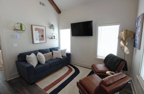 Auburn Cabaña | New Luxury 1BR Cottage in Downtown Auburn Cottage District!