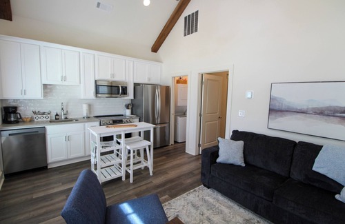 Auburn Cabaña | New Luxury 1BR Cottage in Downtown Auburn!