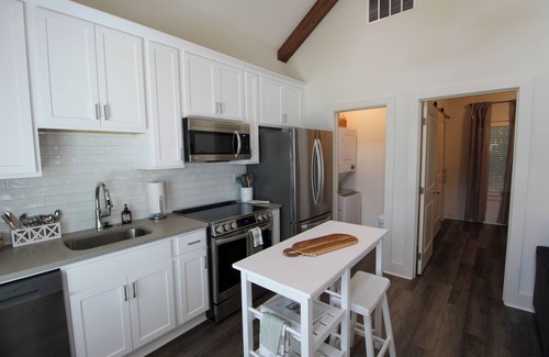 Auburn Cabaña | New Luxury 1BR Cottage in Downtown Auburn!