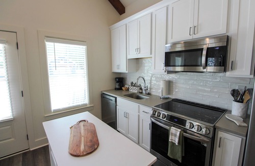 Auburn Cabaña | New Luxury 1BR Cottage in Downtown Auburn!
