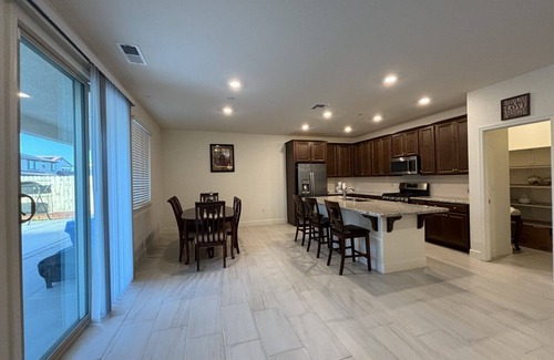 Sacramento Casa | New Luxury 2,850 Square Feet House with EV Level 2 Charger in Great Location