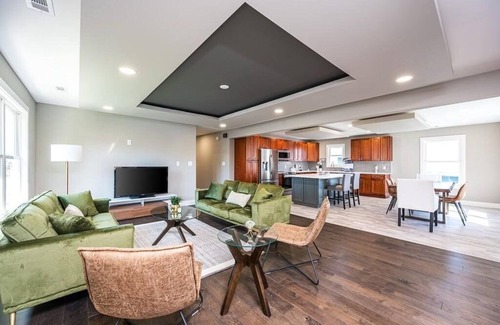 West Central Condominio | New! Luxury 3BR Downtown Condo with Massage Chair, WiFi. Enjoy your stay