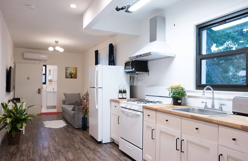 East Flushing Apartamento | NEW! Luxury 4BD/4BA w/ Rooftop Terrace & Outdoor Patio Kitchen