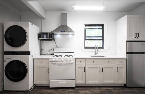 East Flushing Apartamento | NEW! Luxury 4BD/4BA w/ Rooftop Terrace & Outdoor Patio Kitchen